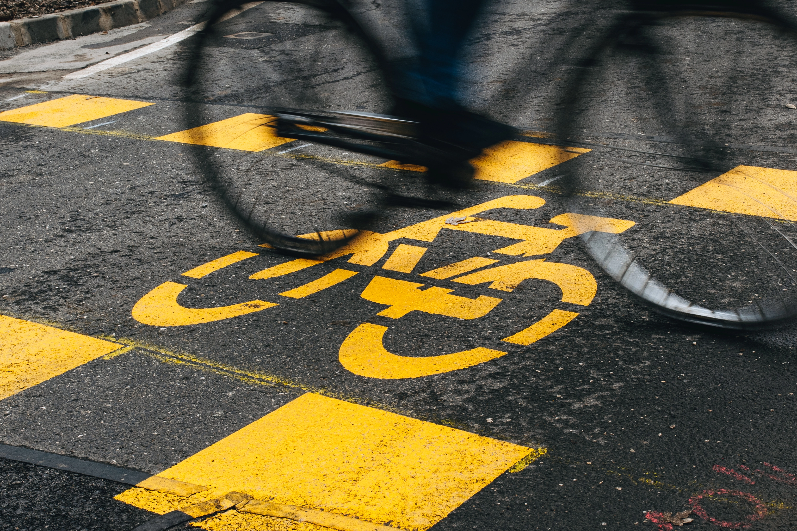 Fenntarthatóbb Baross utcai közlekedés – elkészültek a kerékpáros és forgalomcsi