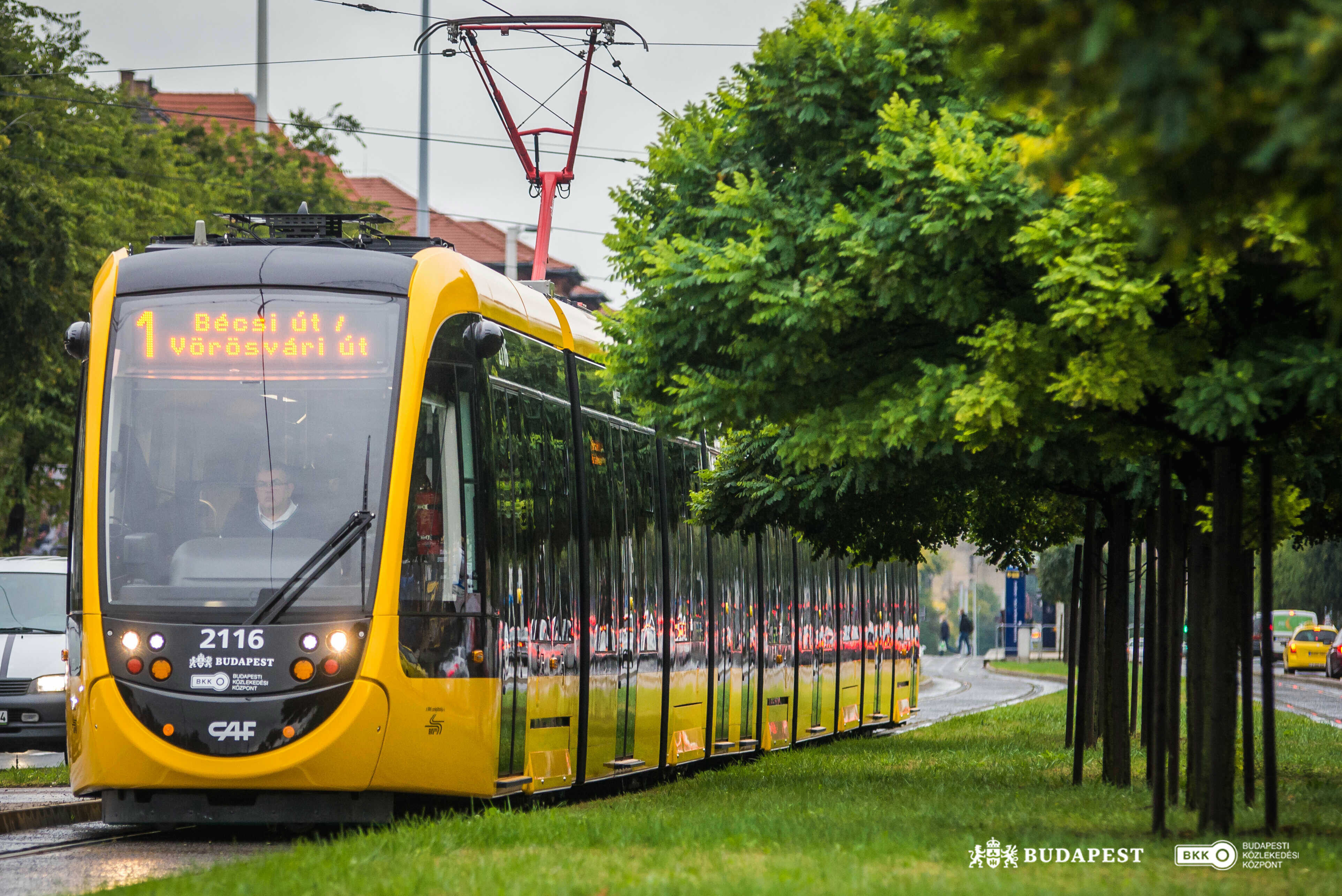 Javul az alacsony padlós közlekedés Budapesten az újabb korszerű CAF-villamosokkal 