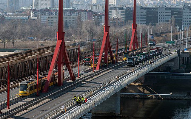 The Rákóczi bridge during the test load concluded with tram cars and oversize load trucks