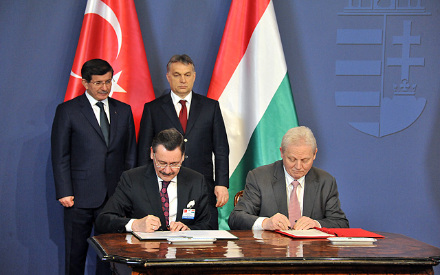 Mayor István Tarlós (on the right) and Melih Gökçek, Mayor of Ankara (on the left) signing the sister city agreements in the Parliament, in the presence of Viktor Orbán, Prime Minister of Hungary and Ahmet Davutoğlu, Prime Minister of Turkey