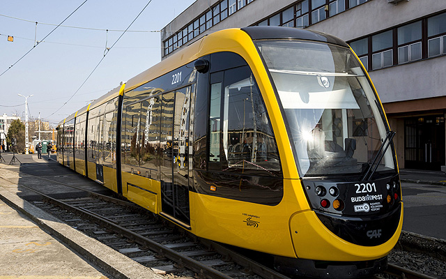 These low-floor tram carriages will be operated along lines 1 and 3, which are part of the merging tram network of Buda