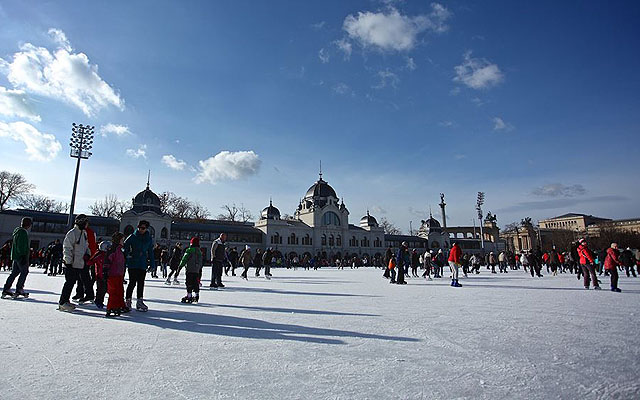 Ice skaters in the ice rink of the City Park – during the season guests are awaited with prices unchanged