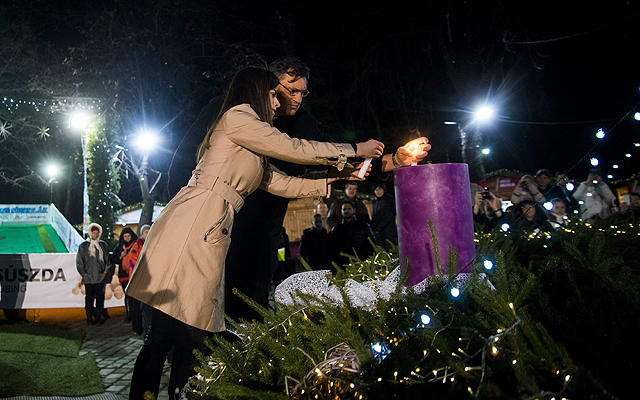 Deputy Mayor Alexandra Szalay-Bobrovniczky and László Süllei chaplain of Pápa lighting the first Advent candle at the Advent in Budapest winter festival in Városháza Park, 29 November 2015