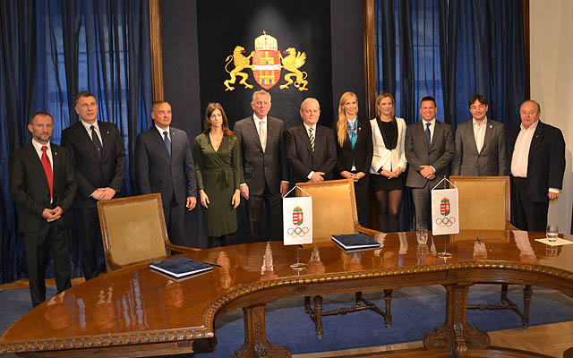 Group photo after the signing of the agreement, Mayor István Tarlós in the middle (L6)