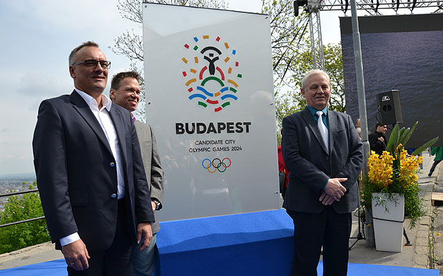 Mayor István Tarlós (r), Hungarian Olympic Committee chairman Zsolt Borkai (l1) and Government Commissioner for Hungary’ Olympic Bid Balázs Fürjes (l2) with the emblem of the 2024 Budapest Olympic and Paralympic Bid 
