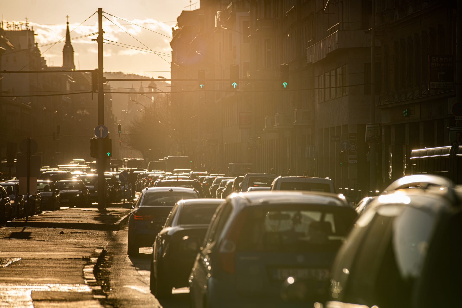 Dugóban állnak az autók