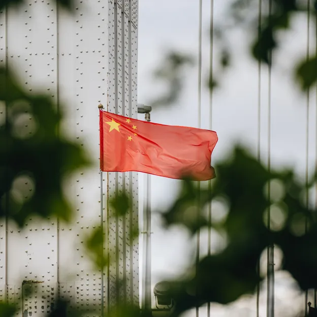 2024. május 7. Kínai elnök látogatása, zászlók az Erzsébet hídon. Fotó: Merész Márton