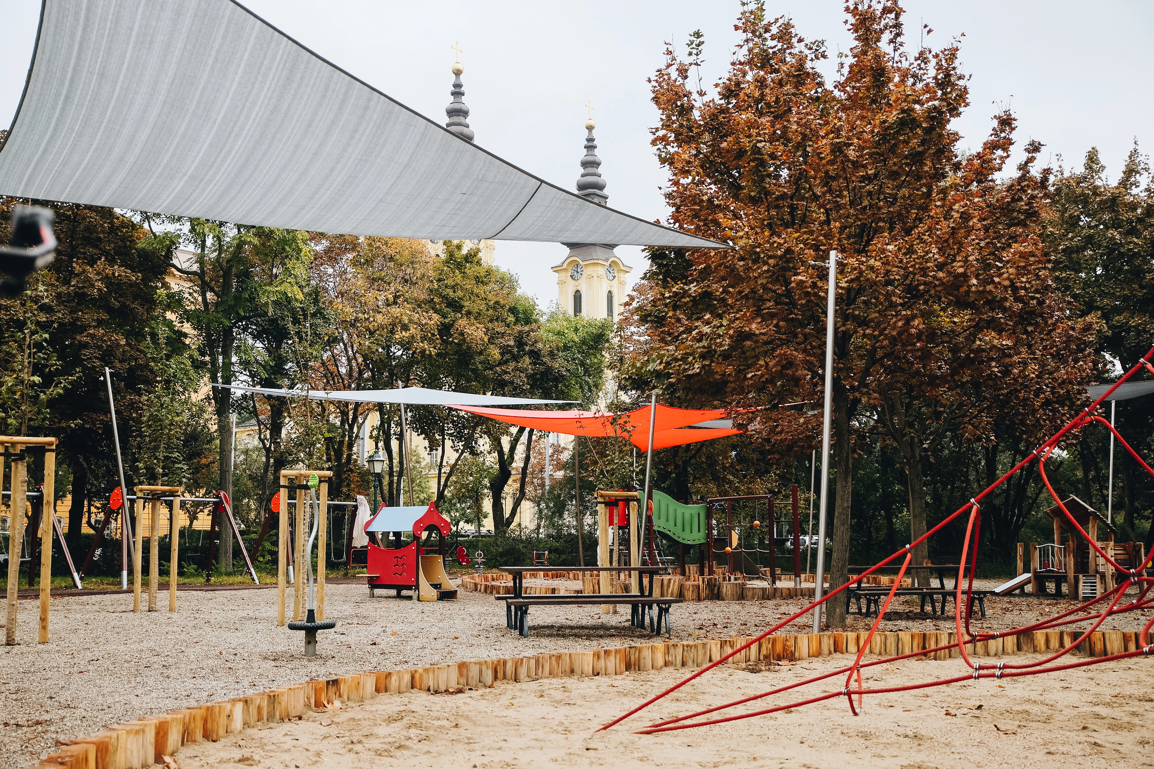 Feneketlen-tavi játszótér