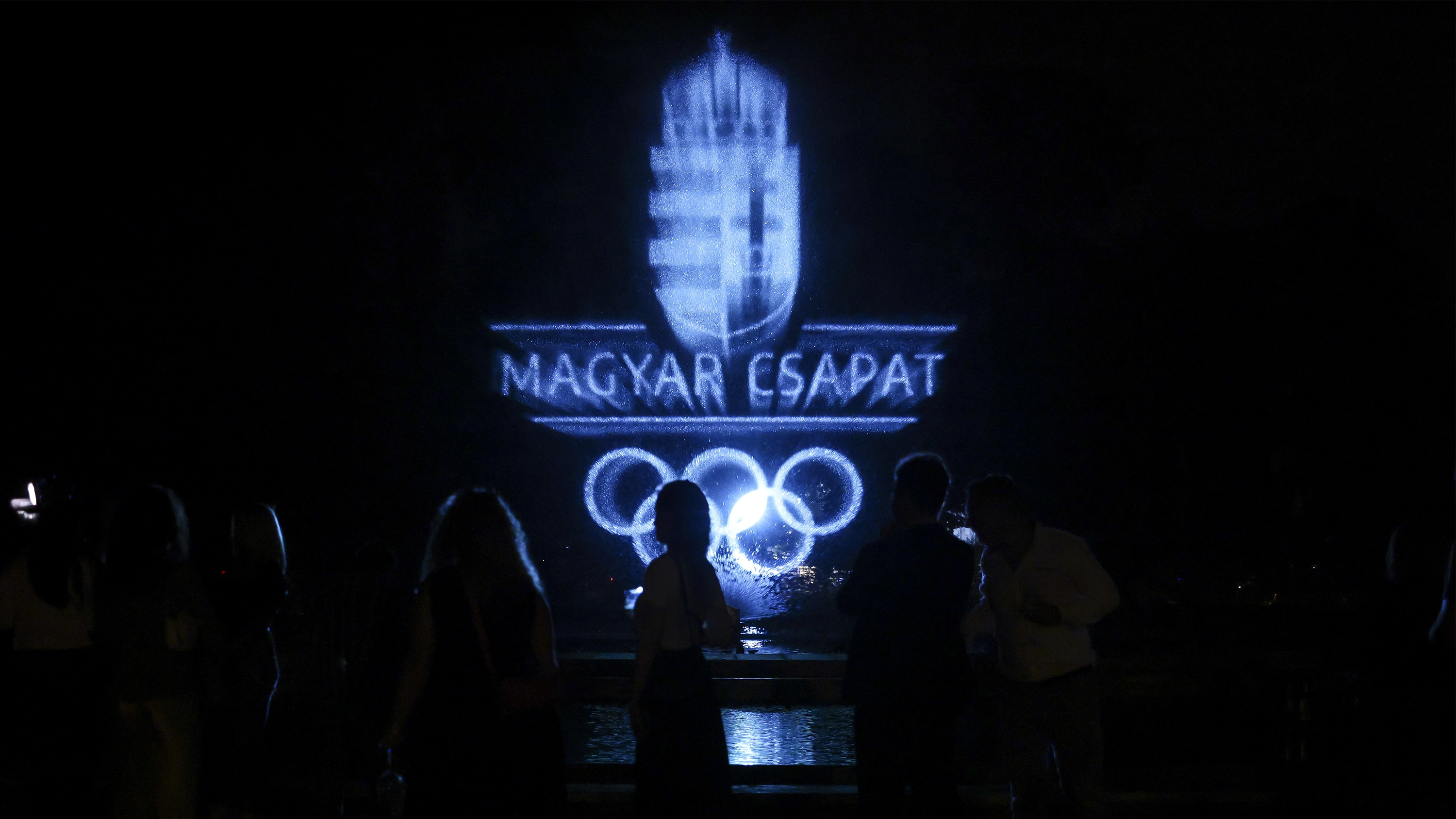Budapest, 2024. június 22. Fényfestés a Margitszigeti zenélő szökőkúton 2024. június 22-én. Az ikonikus margitszigeti zenélő szökőkút vízpáráján az olimpia végéig minden este megelevenednek az ötkarikás játékok magyar hősei, illetve a párizsi olimpiára ké