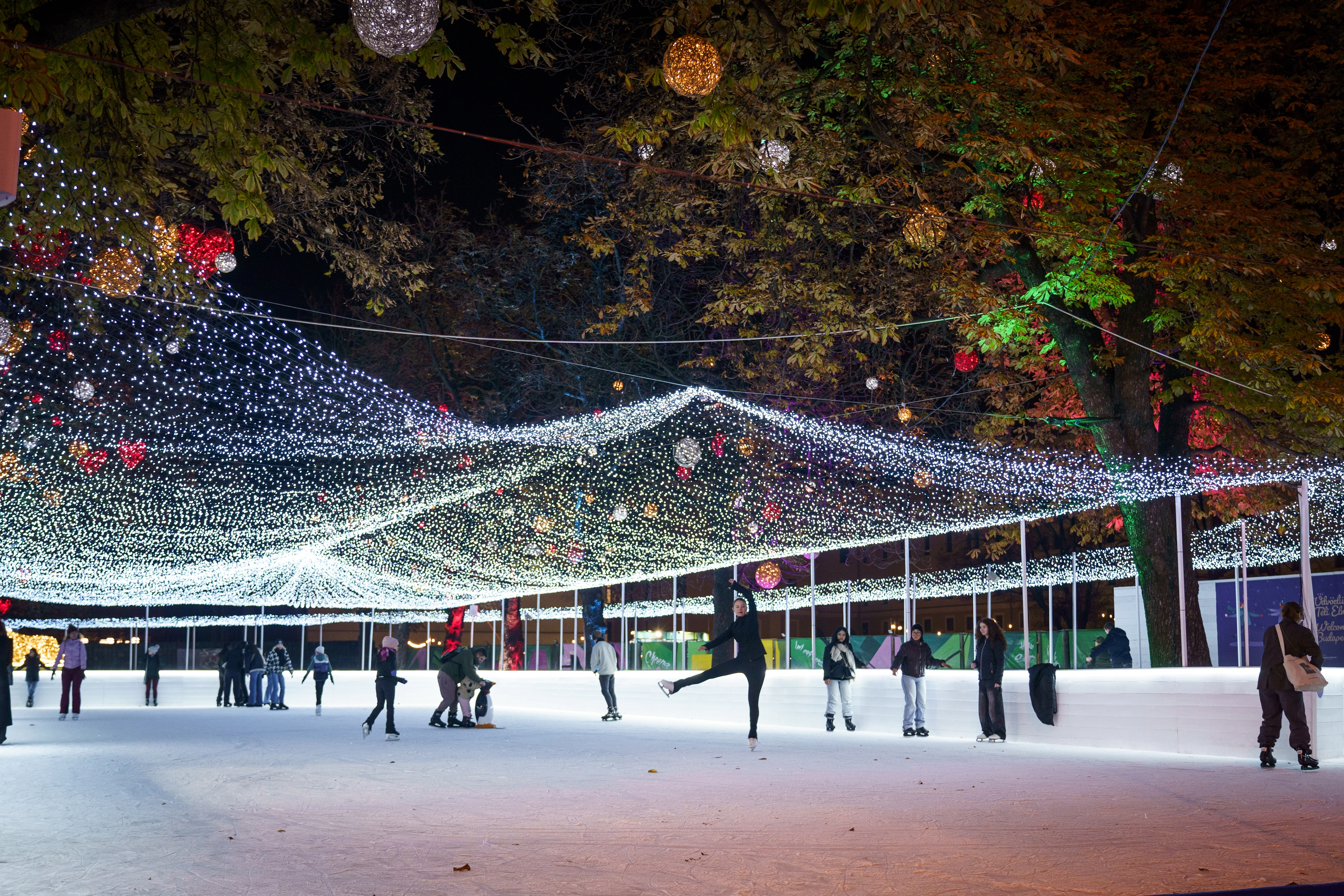 Városháza park téli élménypark korcsolyapálya