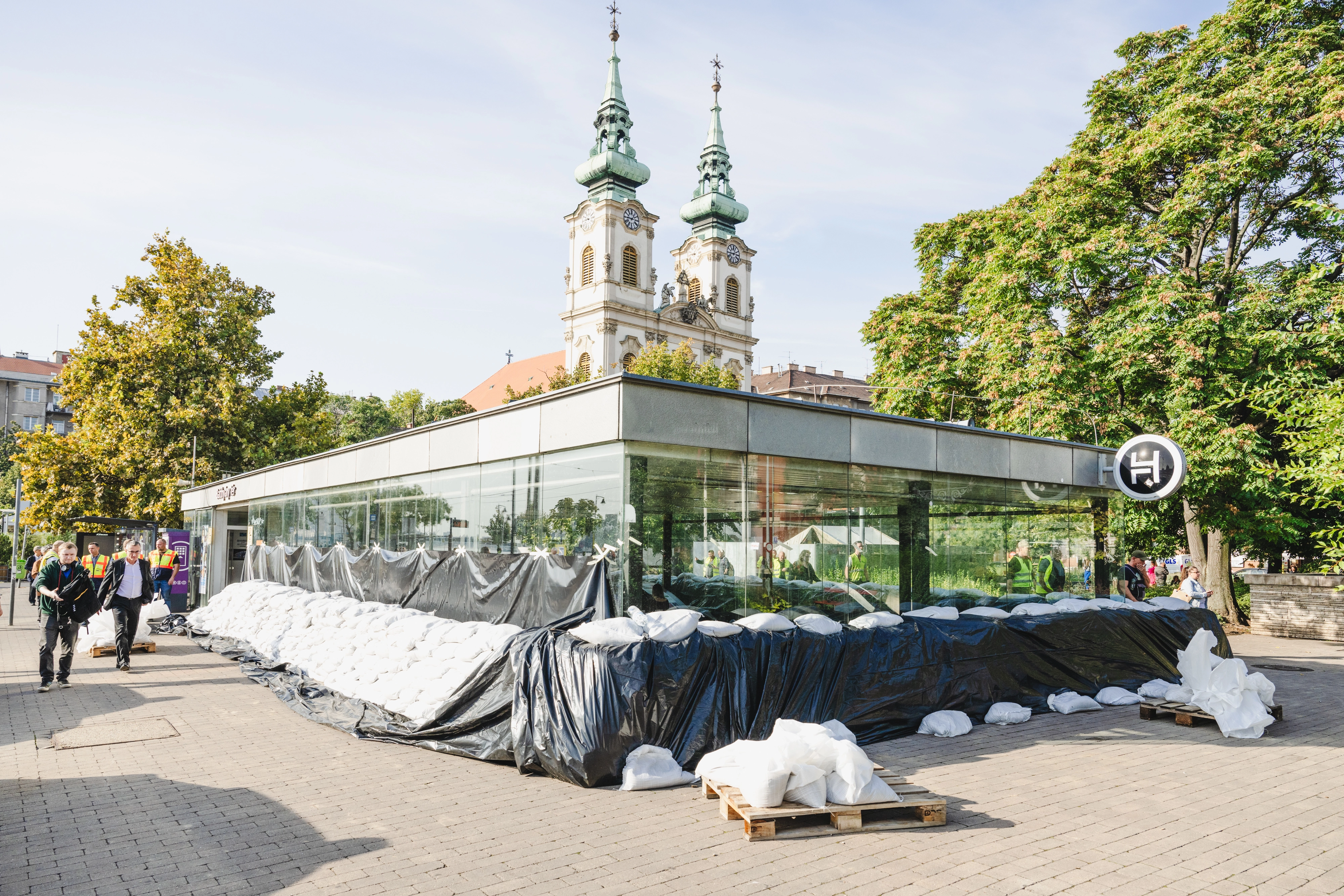 Homokzsákok a Batthyány téri metróállomás körül 2024. szeptember 18-án