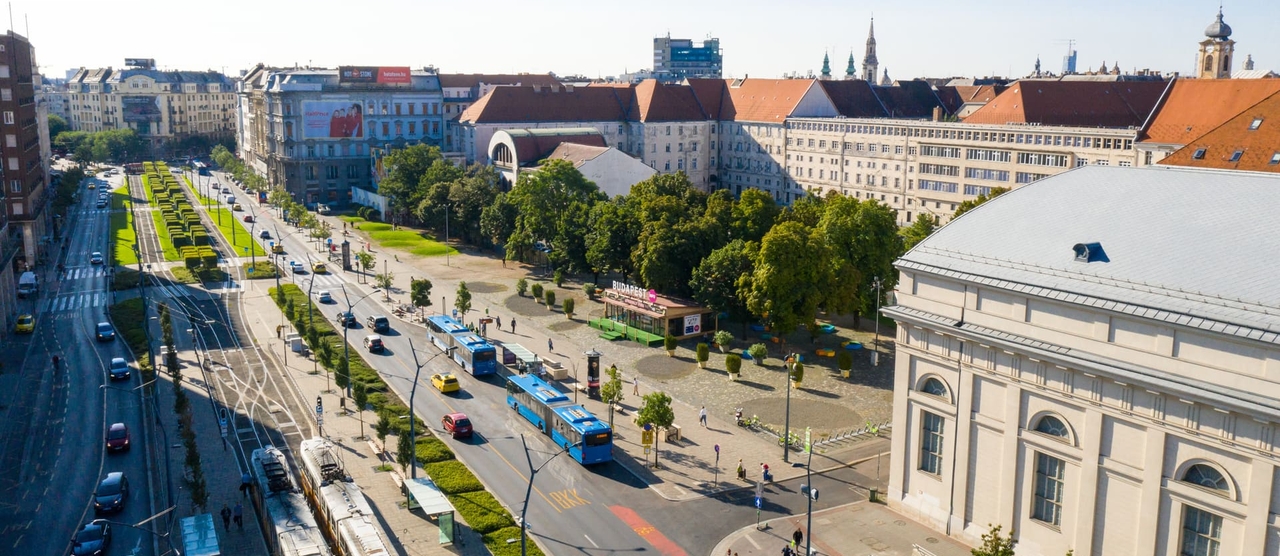 Városháza a Deák Ferenc tér felől nézve