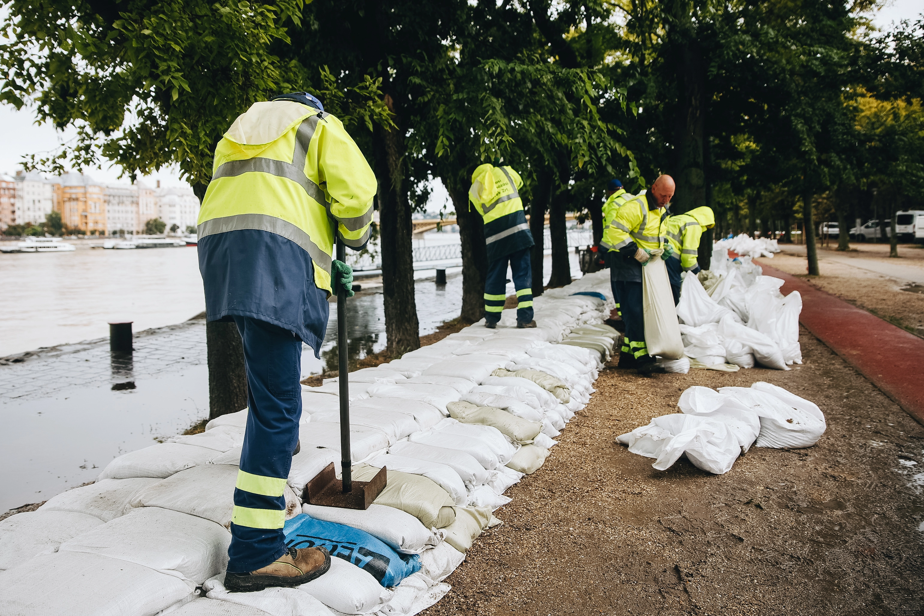 Margitsziget homokzsák pakolás a árvíz alatt